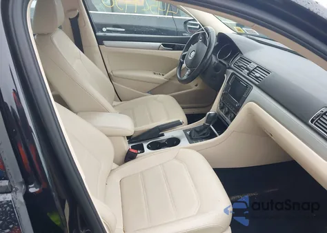 2019 Volkswagen Passat 2.0T Wolfsburg Edition z USA, uszkodzony, nr VIN 1VWLA7A39KC007622